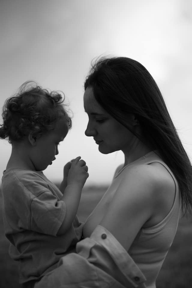 A mother and toddler in a supportive embrace, representing maternal mental health and therapy for mothers in Northbrook at Bedrock Psychology Group.